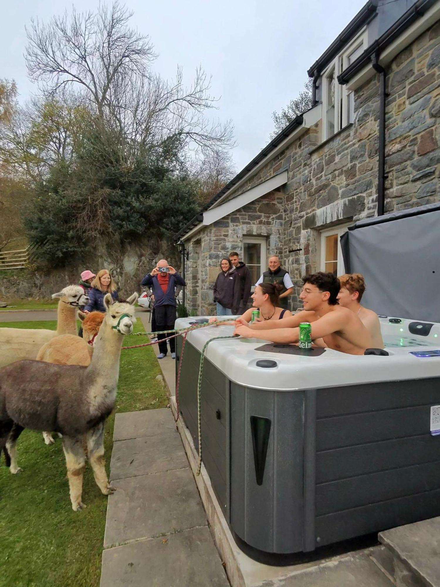 3 Bedroom Barn Conversion With Hot Tub-Garden View - Ty Cerrig Barn Corwen Exterior foto